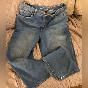 Gloria Vanderbilt all around slimming affect size 10 Capris